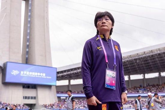 宋婉婷见李泰来出了价，便点了点头，微笑着说道：好的，055号出价一亿美元，有愿意出一亿一千万美元的吗？有的话请举一下手。